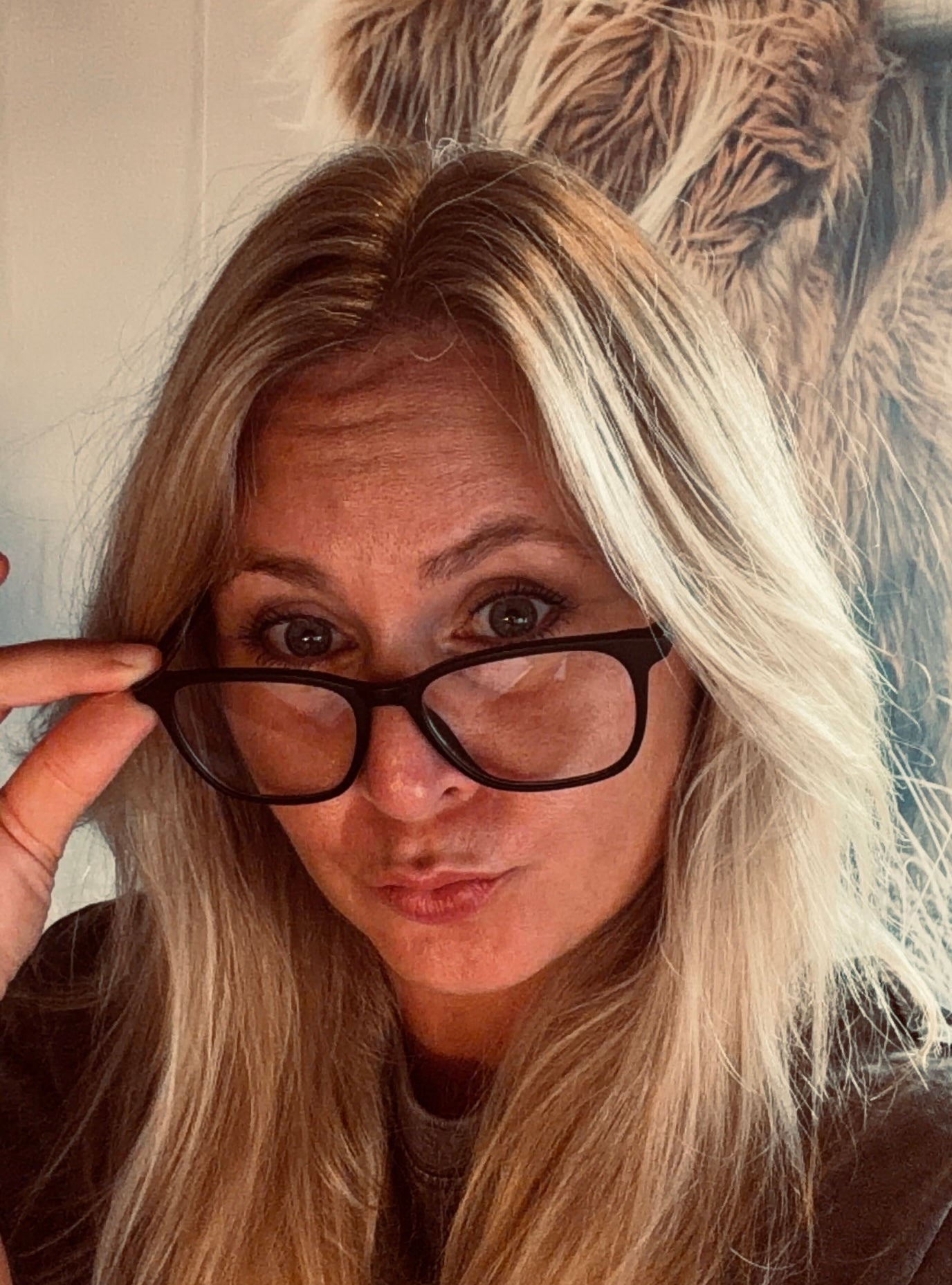 Maaike kijkt over haar bril in de camera bij haar persoonlijke Liefdesbrief