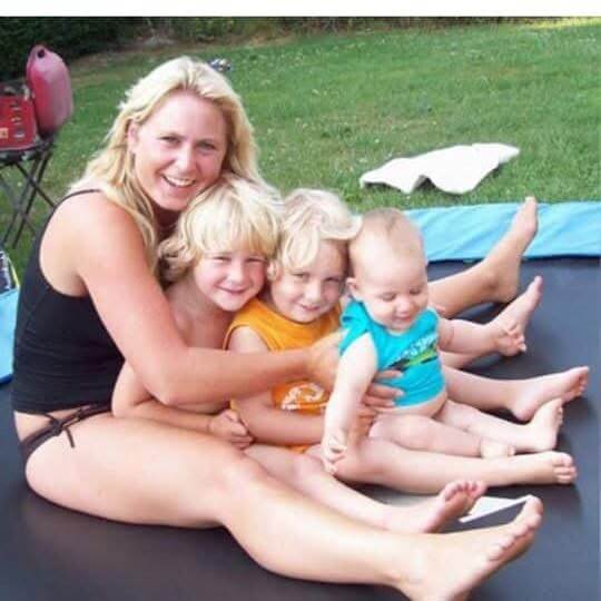 Maaike met haar drie kleine zoontjes op de trampoline