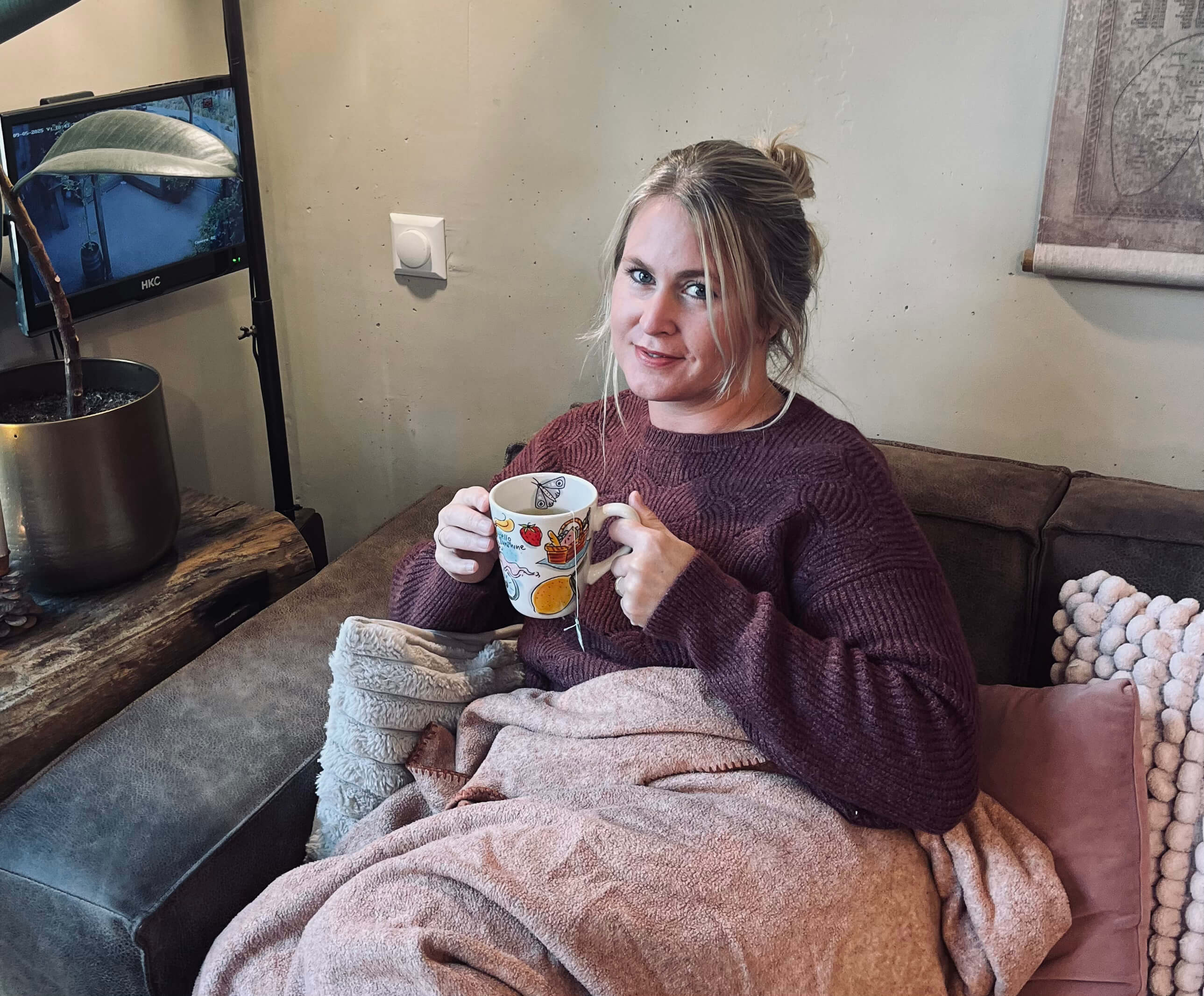 Maaike's Momentje, op de bank met een kop thee en een zacht fleecekleedje