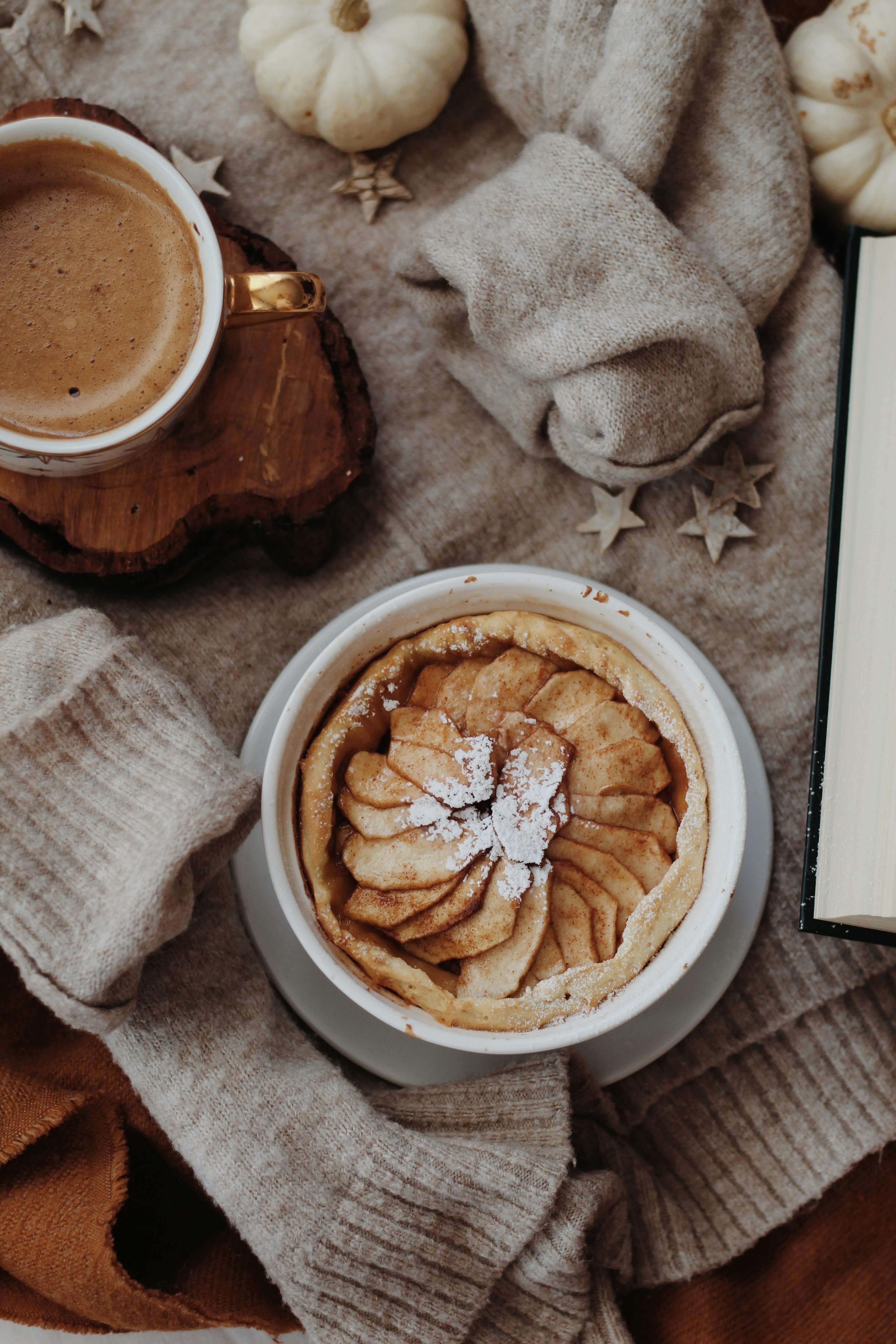 Gezellige sfeerfoto met een wollen trui en koffie met appeltaart