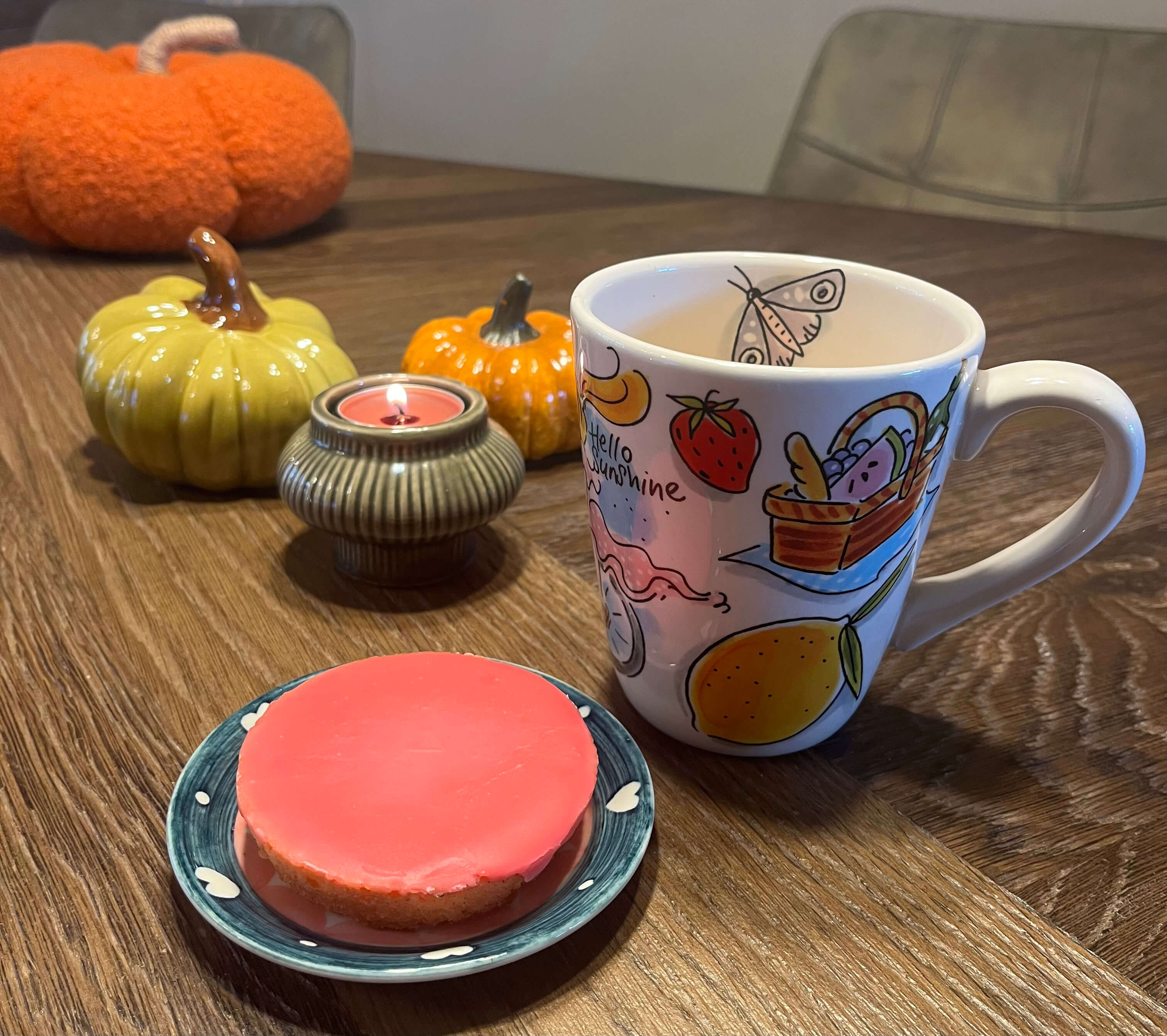 Koffie met een roze koek op tafel