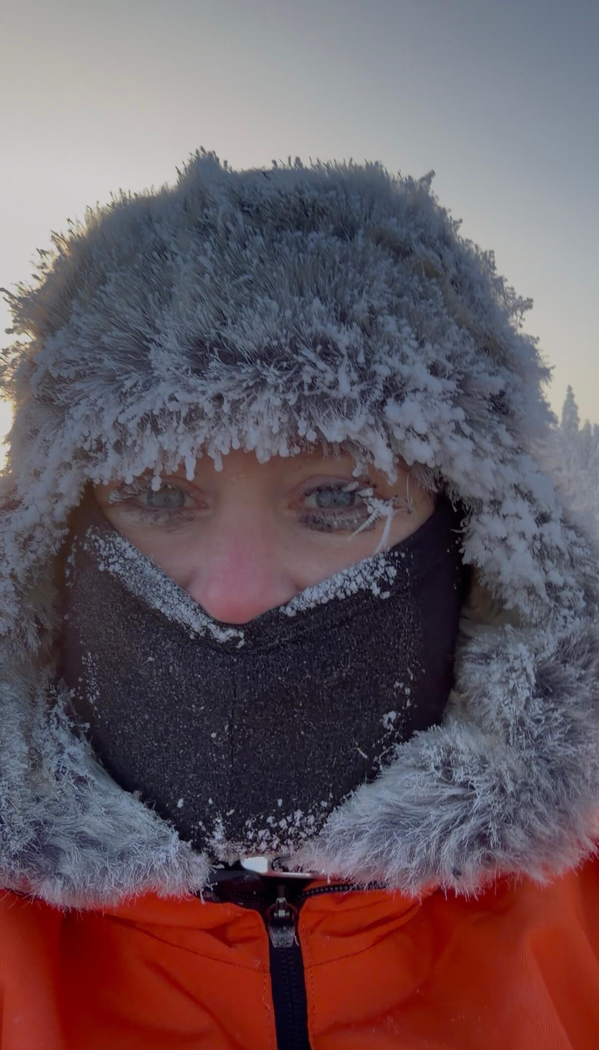Maaike in Lapland met een grote muts op en helemaal bevroren