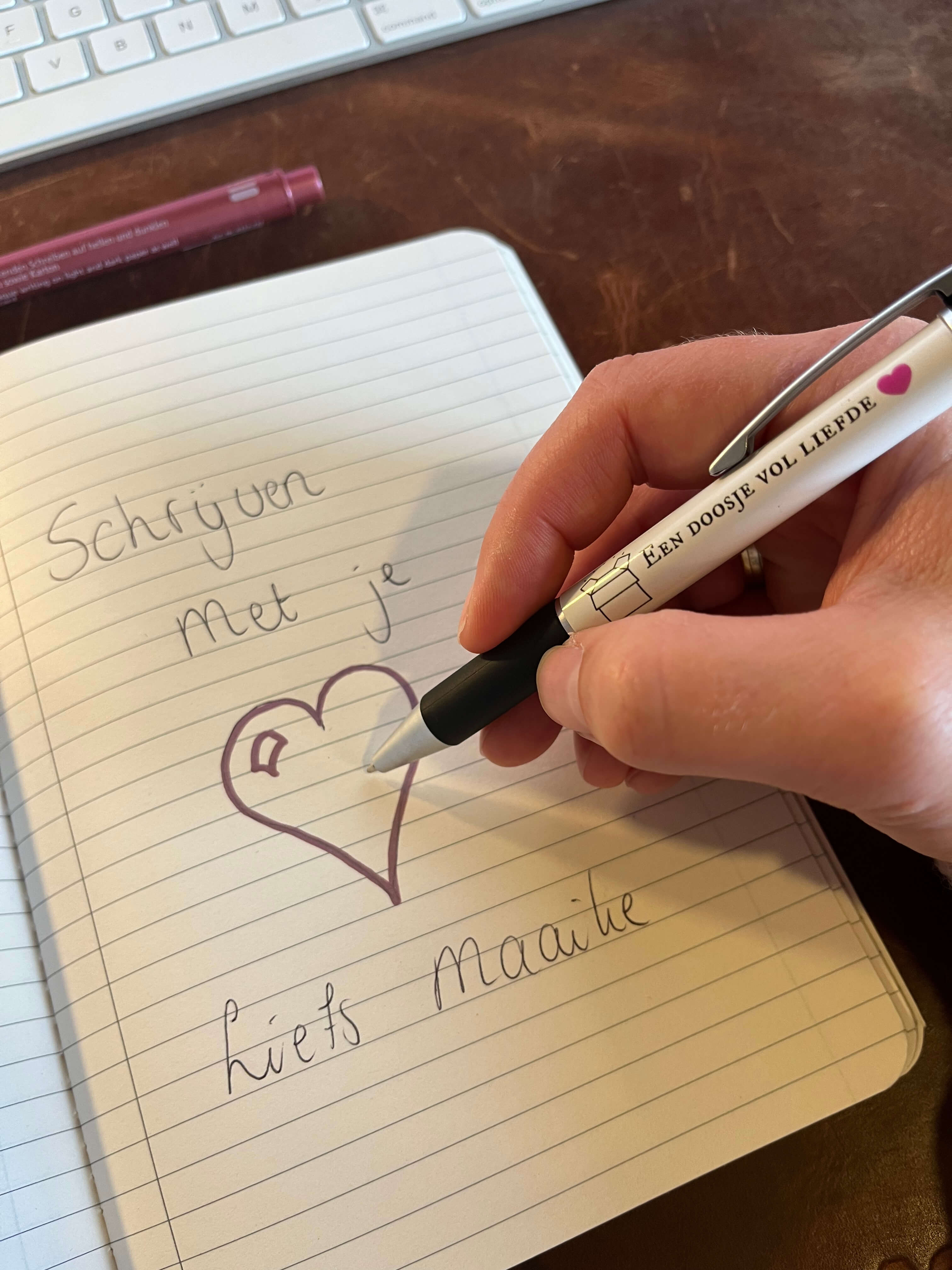 schriftje met handgeschreven tekst en hartje