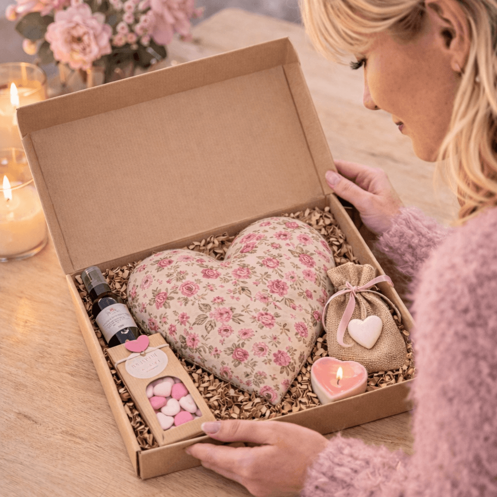 Vrouw opent een brievenbusdoosje met een Hart vol Liefde, een liefdevol cadeau