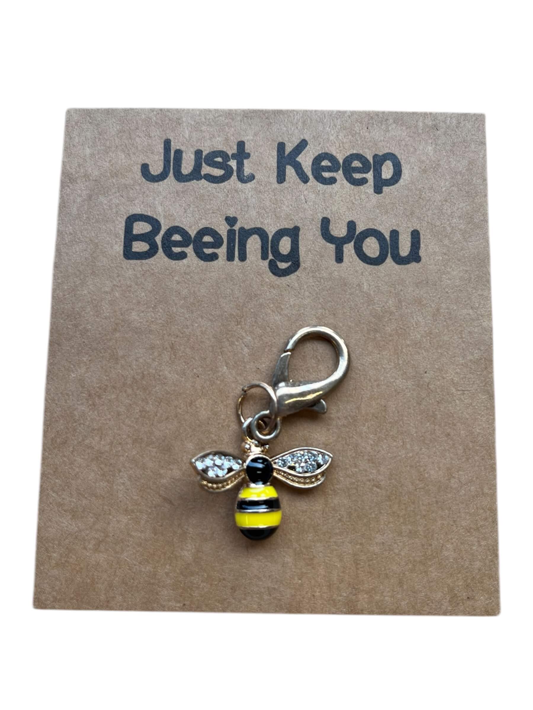 Hangertje met bij en tekst Just keep beeing you.