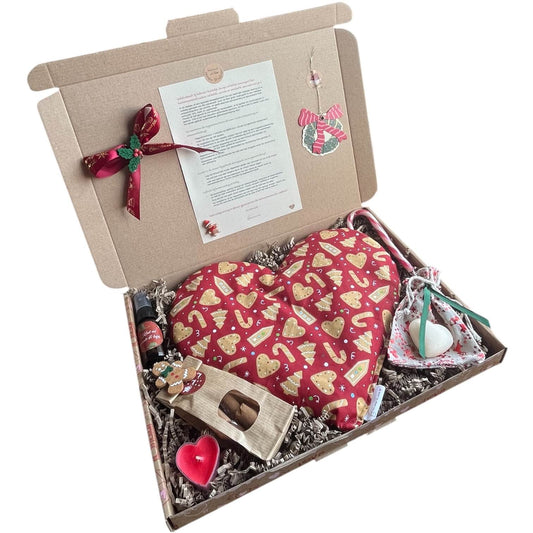 Feestelijk kerstcadeau met een verwarmbaar hart met kerstprint en snoepjes