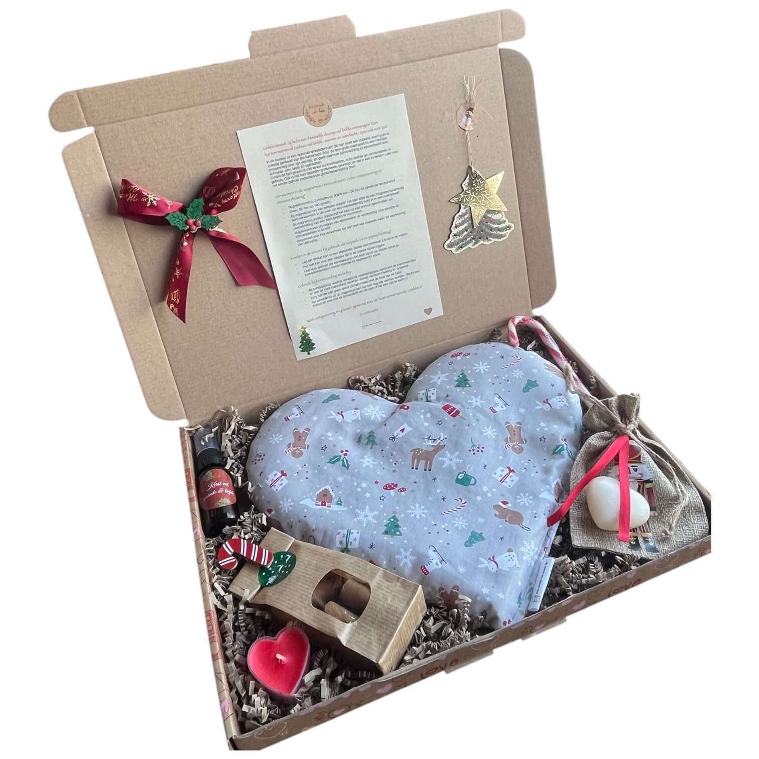 Feestelijk kerstcadeau met een handgemaakt verwarmbaar hart en snoepjes. Magische wintergroet