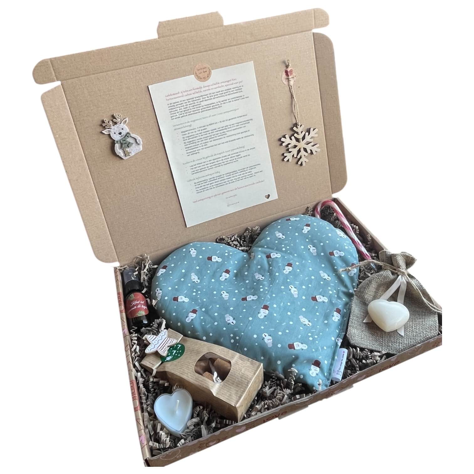 Een feestelijk kerstcadeau met handgemaakt verwarbaar hart en snoepjes