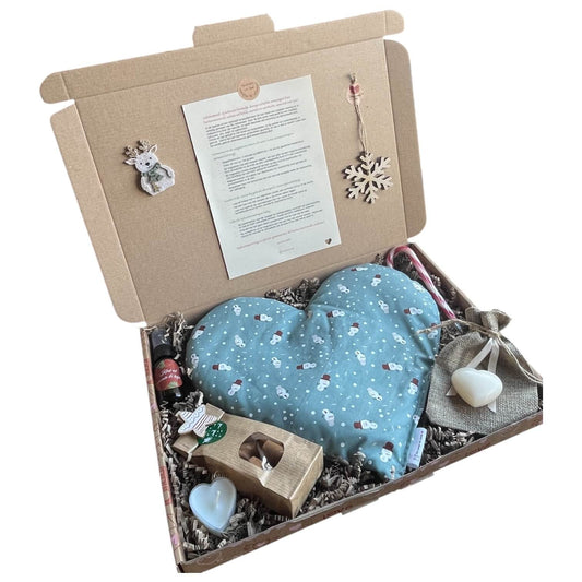 Een feestelijk kerstcadeau met handgemaakt verwarbaar hart en snoepjes