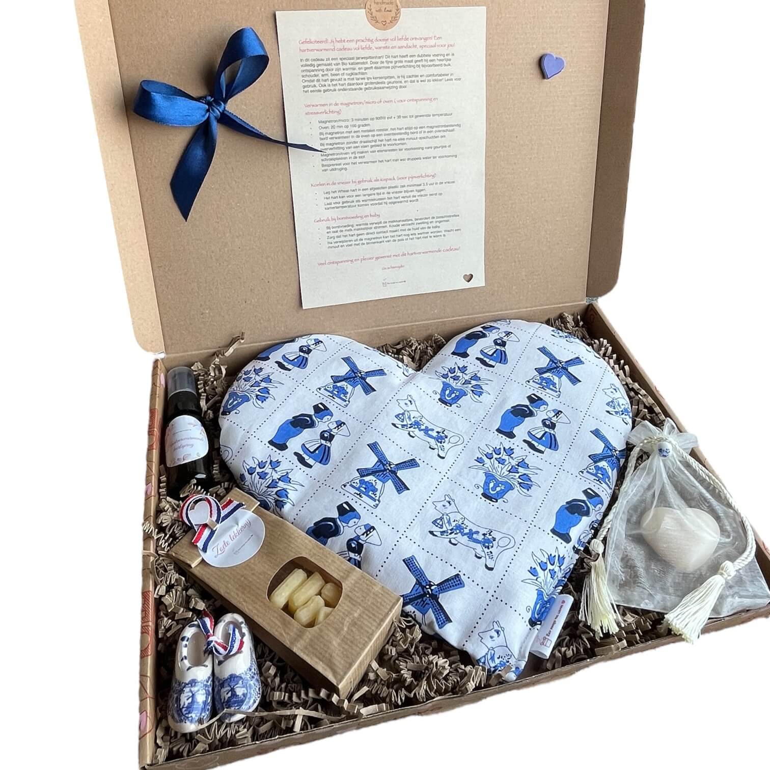 Handgemaakt Hollands Delfts hart in Delftsblauwe stijl. Tarwepittenzak om te verwarmen. Brievenbuscadeau