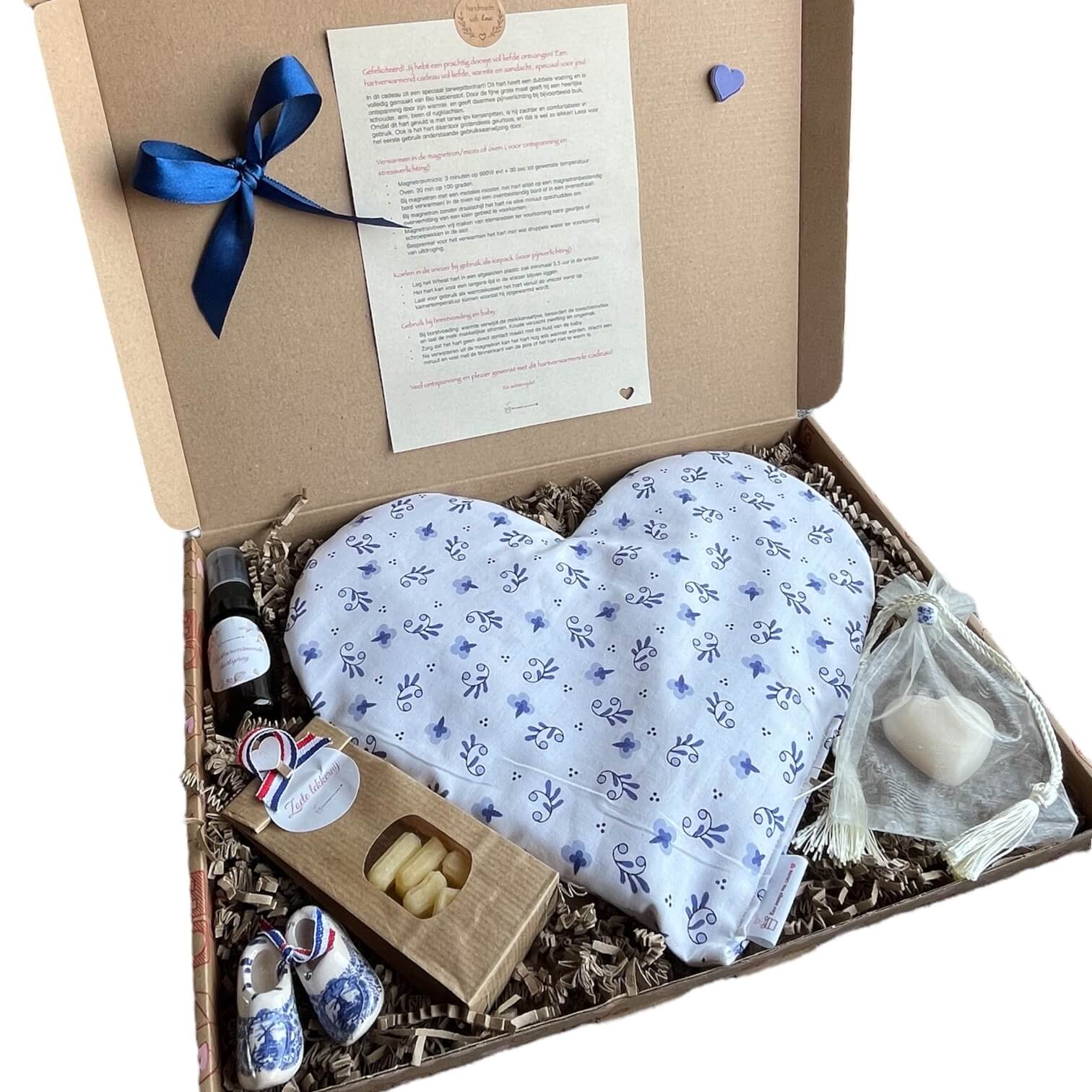 Handgemaakt verwarmbaar hart Delftsblauwe Liefde, warm brievenbuscadeau met Hollandse charme.