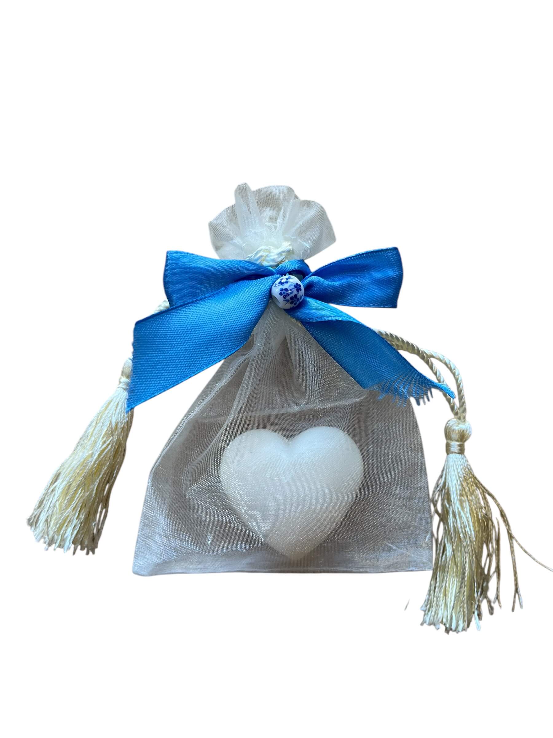 Frans zacht geurend hartenzeepje met Delfts-blauwe details