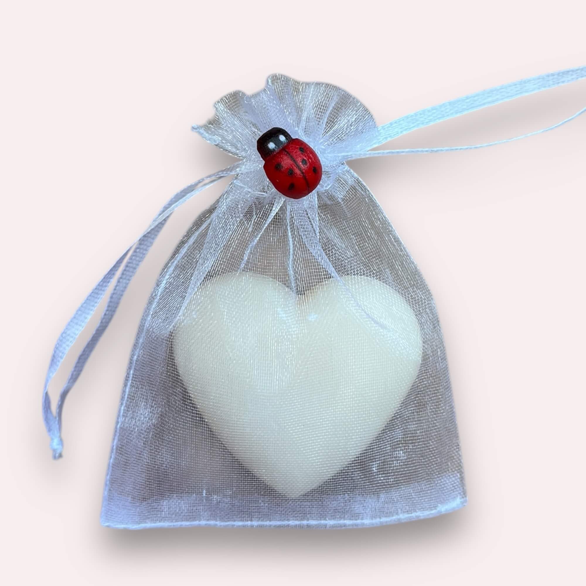 Frans hartenzeepje in organzazakje met lieveheersbeestje details.