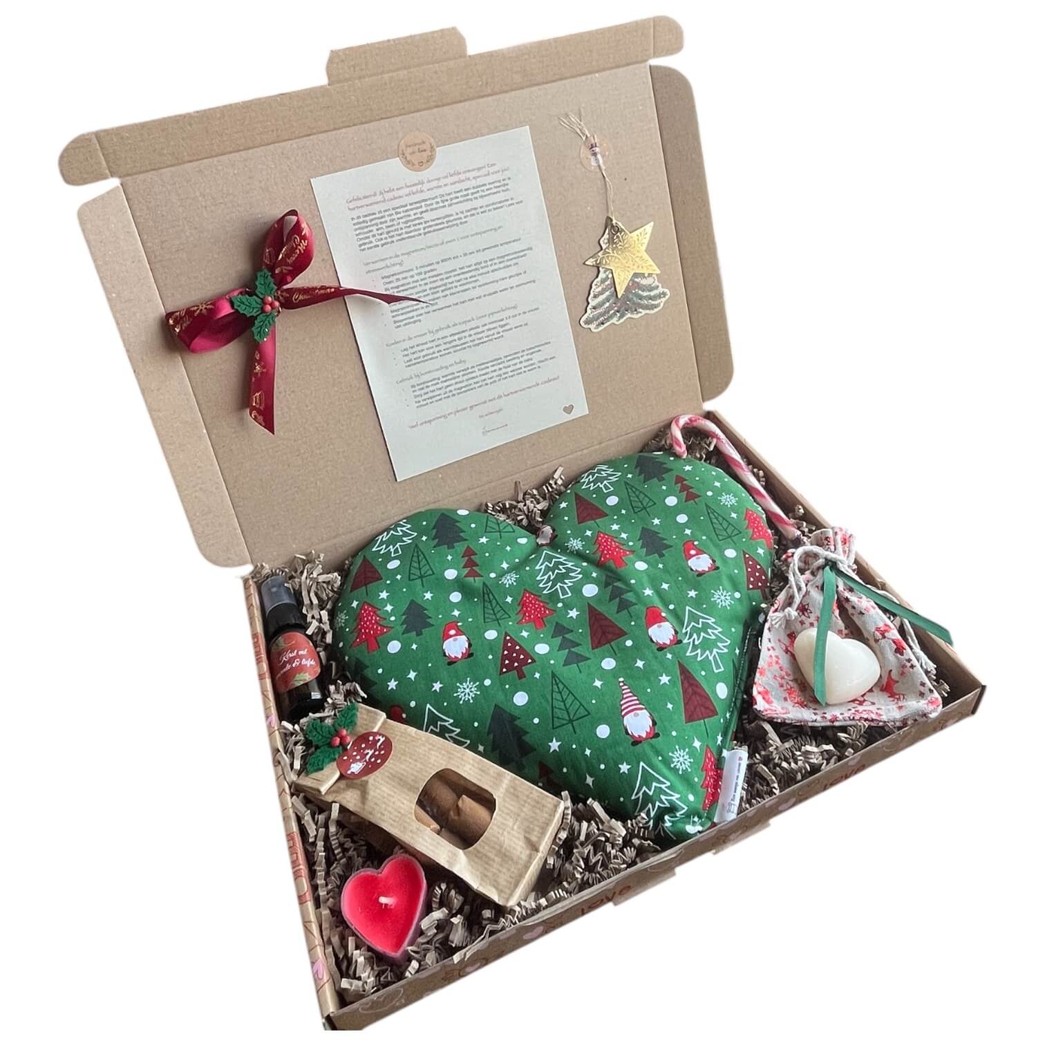 Feestelijk kerstcadeau met handgemaakt hart en kerstprint met snoepjes