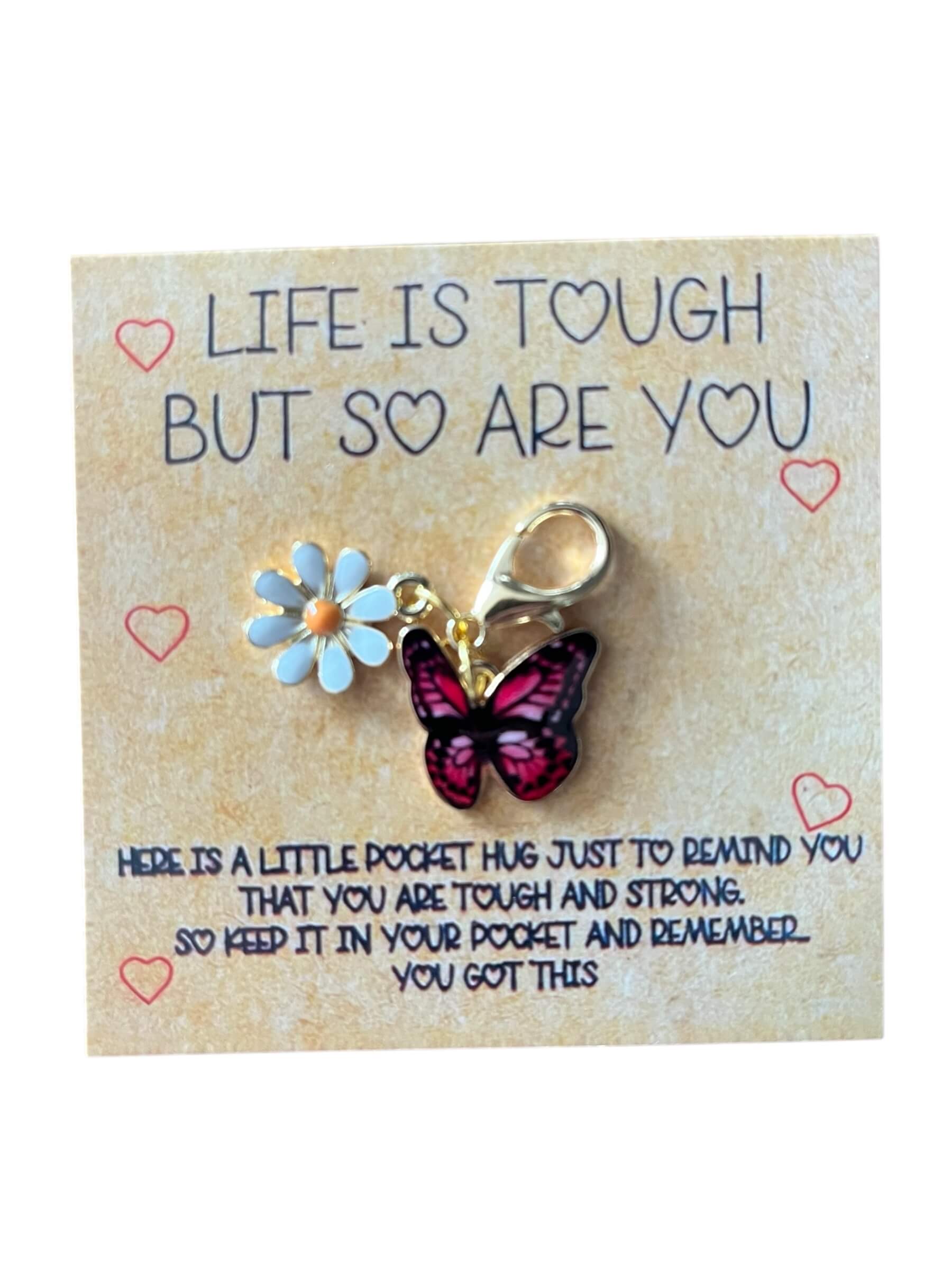 Hangertje met vlinder en madeliefje, symbool voor vrijheid en hoop.