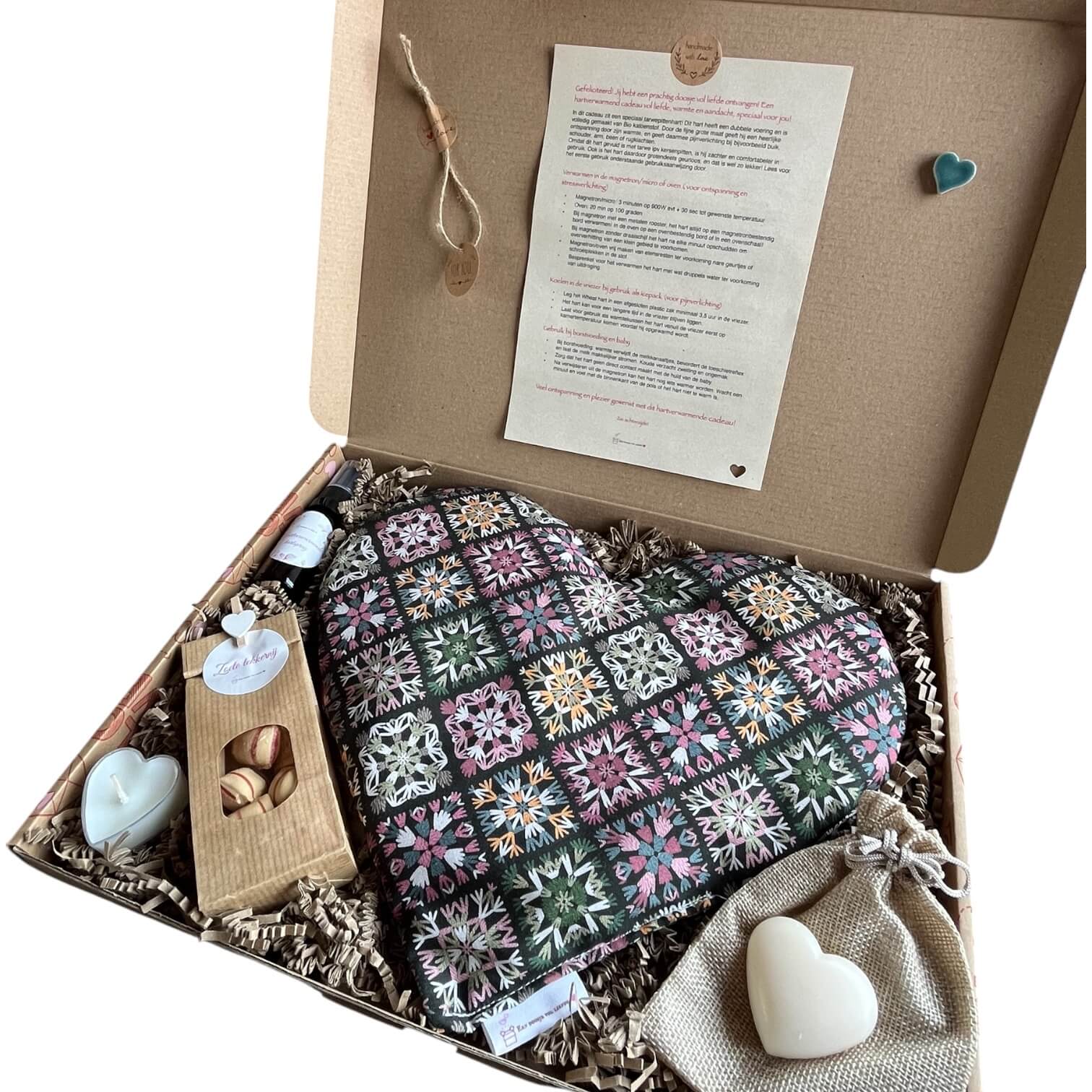 Handgemaakt verwarmbaar hart Oma’s Hart, nostalgisch brievenbuscadeau vol geborgenheid.

