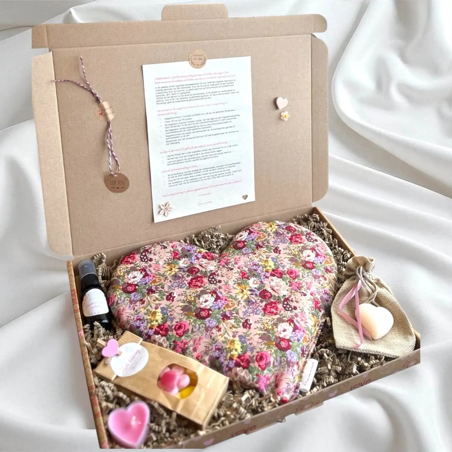 Een doosje vol liefde, Bloemenzee, roze hart met prachtige bloemen in een brievenbusdoosje