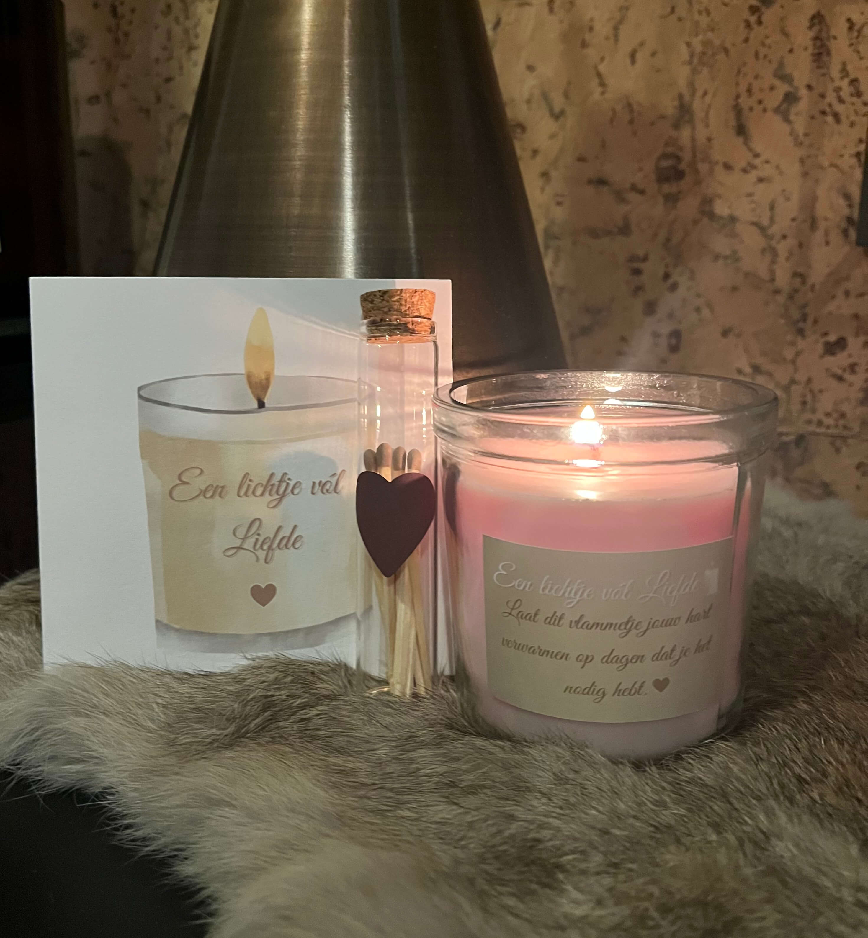 Sfeervolle foto van een brandend lichtje vol liefde in roze kleur met kaart