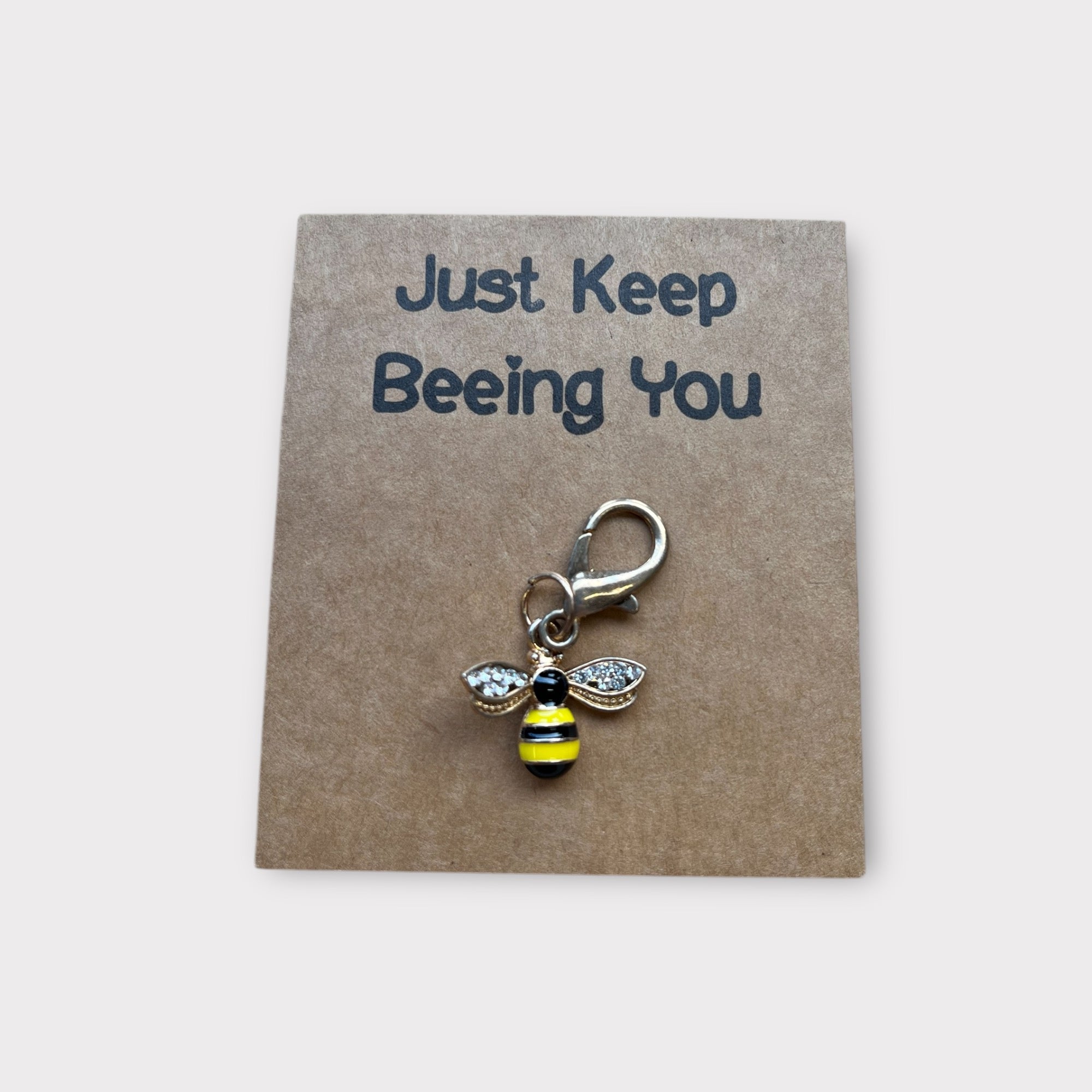 Hangertje met bij en tekst Just keep beeing you. Voor troost en kracht