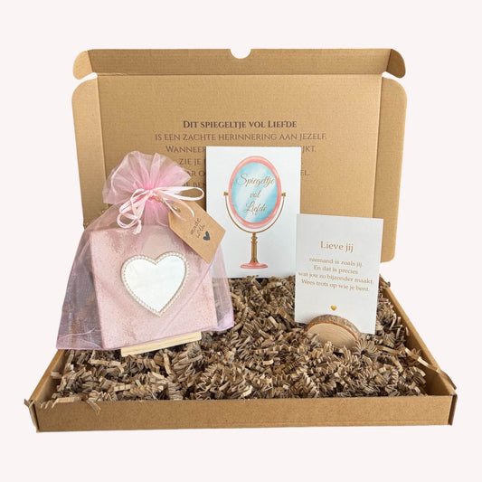 Een cadeau met een hartenspiegeltje vol liefde en een mooi kaartje in kaarthouder. liefdevol brievenbuscadeau