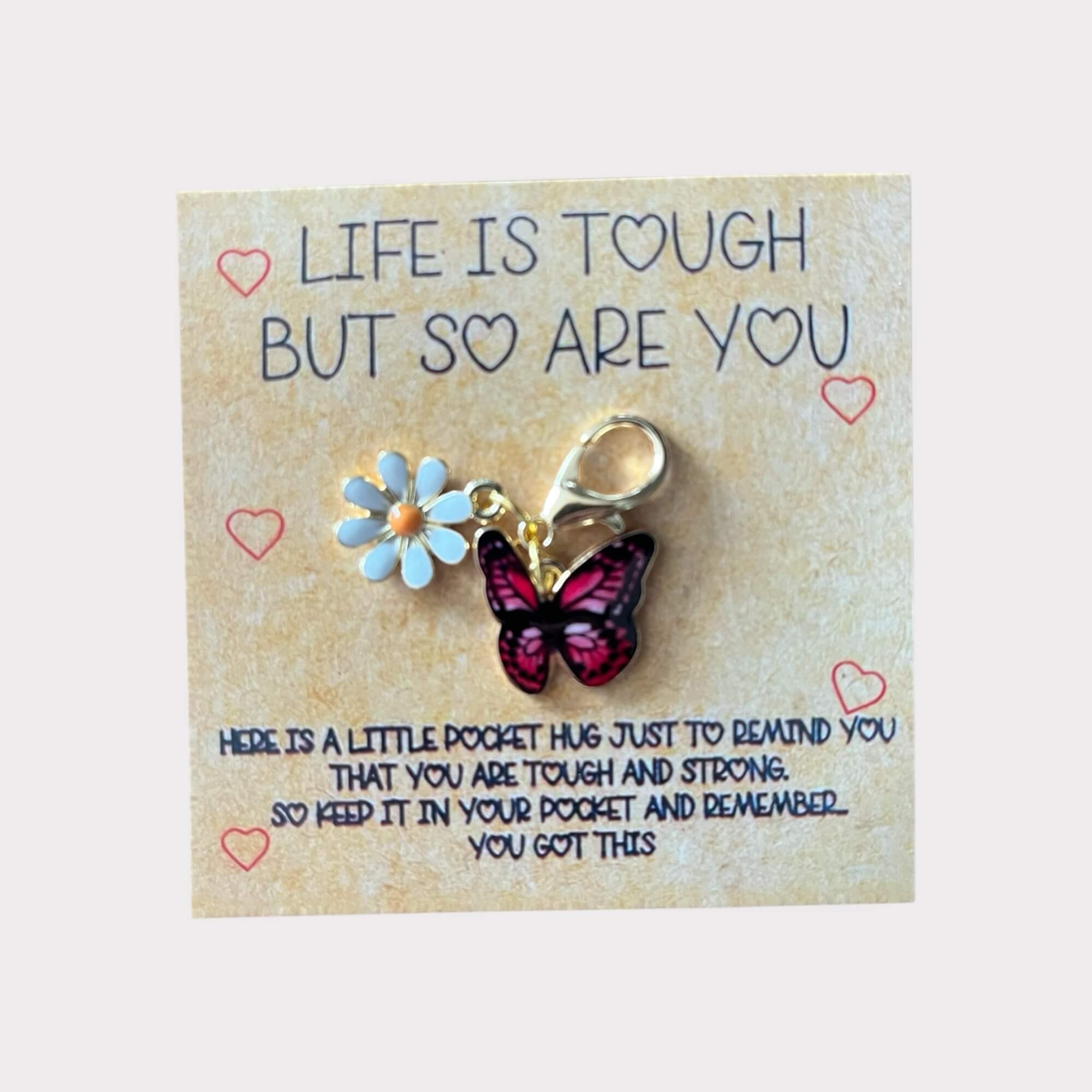 Hangertje met vlinder en madeliefje, symbool voor vrijheid en hoop.